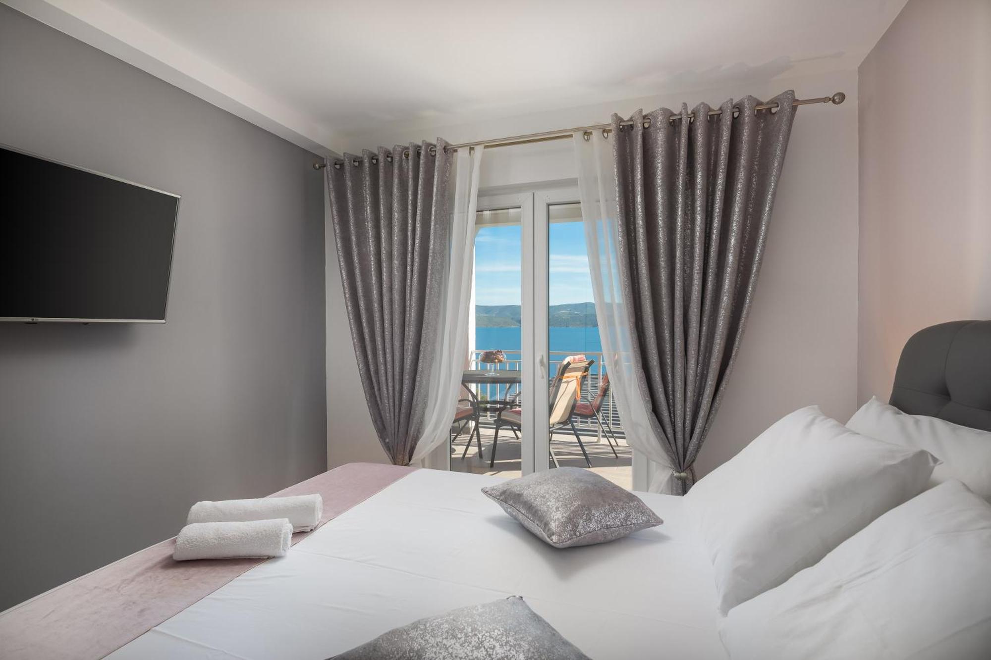 Luxury Seafront Villa With Heated Pool, Jacuzzi, Sea View, 150 M From Beach Stanici 外观 照片